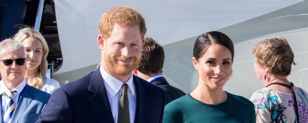 Harry in Meghan pristala v Veliki Britaniji: Vrnila sta se z otrokoma